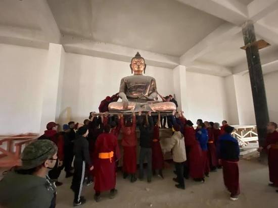 В Бурятии ламы Иволгинского дацана носили Будду на руках