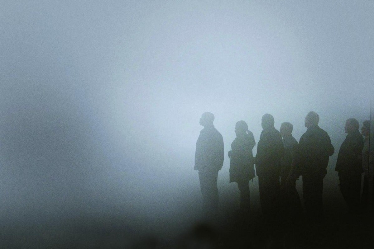 Фоны с силуэтами людей в тумане