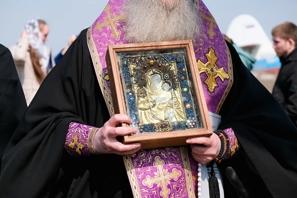 Священнослужители облетели Волгоград с чудотворными иконами