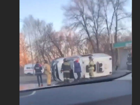 Автомобиль скорой помощи перевернулся в результате ДТП в Кузбассе