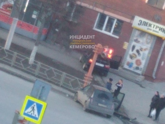 Легковушка выехала на тротуар в результате ДТП в Кемерове