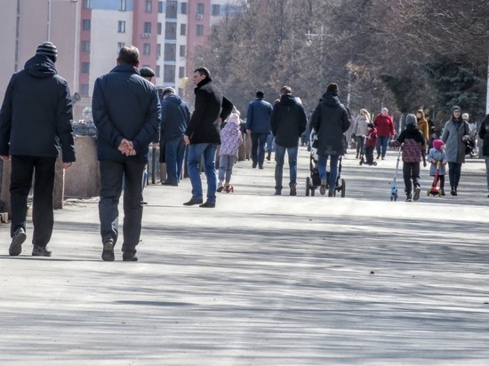 Кемеровчане массово гуляют по набережной, игнорируя указания властей