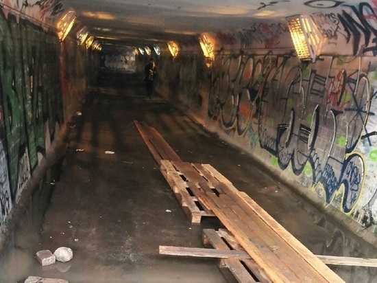 В Петрозаводске начали ремонтировать пешеходный туннель рядом с железнодорожным вокзалом