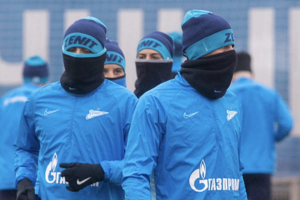 В российских футбольных клубах массово сокращают зарплаты игрокам