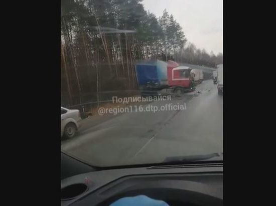 Три человека погибли в ДТП с грузовиком под Казанью