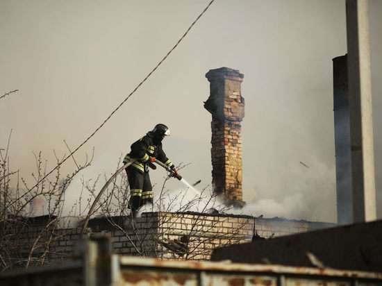 На севере Волгограда потушили крупный пожар