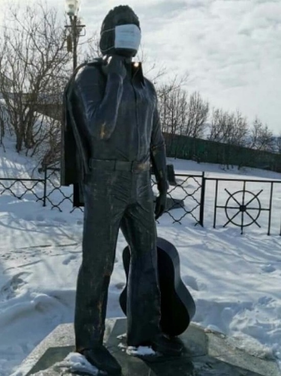 Памятник Владимиру Высоцкому в Магадане одели в медицинскую маску