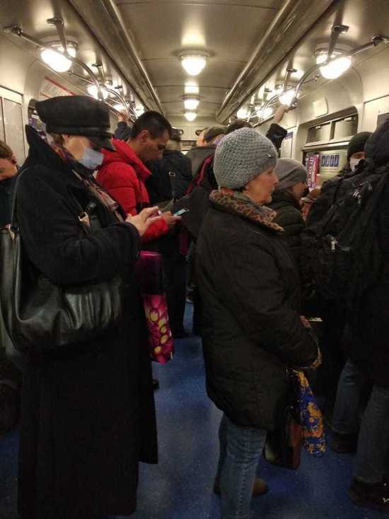 Пассажиры метро Петербурга сообщают о давке в вагонах