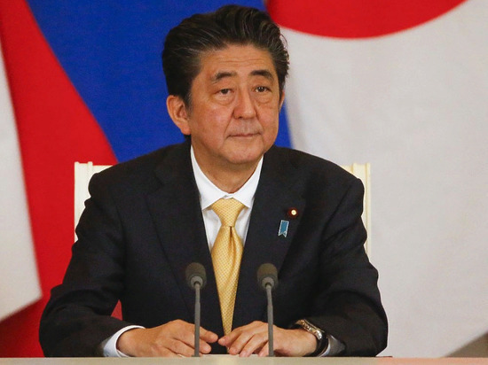 Абэ объявил о введении режима ЧС в семи регионах Японии