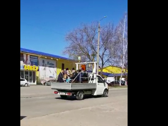 Грузовик с колоколами в Тульской области освящает улицы