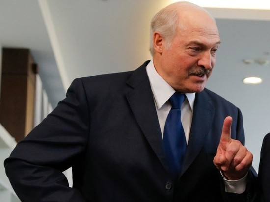 Лукашенко: коронавирус находит тех, кто "вчера пил, сегодня курит"