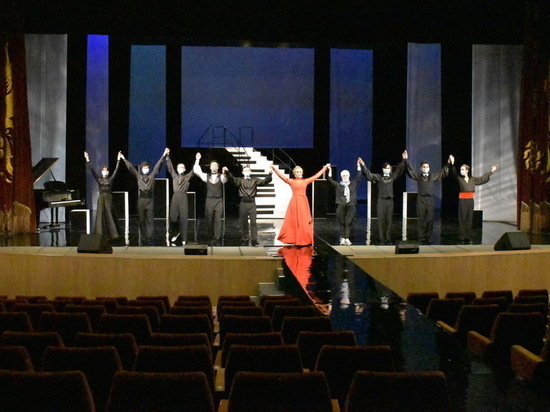 Впервые после Великой Отечественной войны на сцене алматинского театра состоялась премьера спектакля без участия зрителей