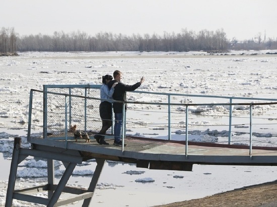 Жители Бийска и Барнаула смотрели ледоход, вопреки самоизоляции