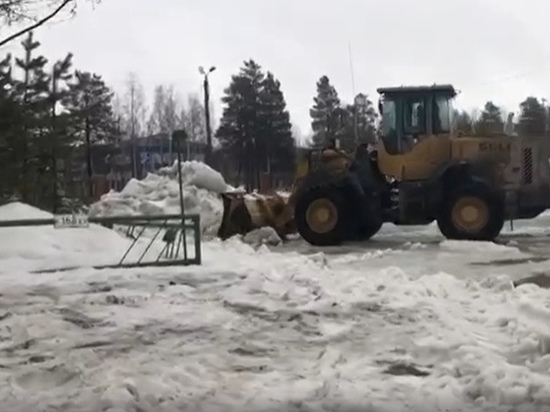 Депутат Госдумы добился уборки снега с территории больницы Ноябрьска