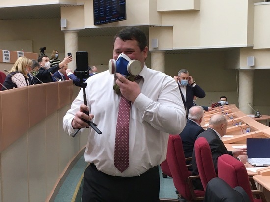 Саратовский депутат пришел на заседание в противодымном респираторе