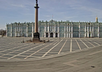 Видеокамера на  Главном Штабе транслирует картинку Дворцовой площади Санкт-Петербурга, взглянуть на которую можно  в любой момент из любой точки мира Для многих сейчас это единственный вариант посмотреть на Эрмитаж