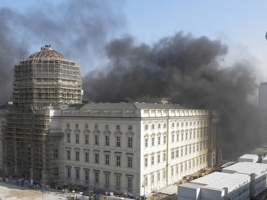 Германия: В Берлине из-за пожара поврежден городской дворец — Форум Гумбольдта