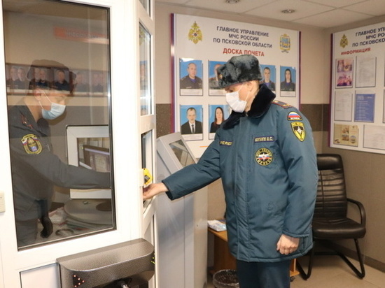 Псковские спасатели показали, как борются с коронавирусом