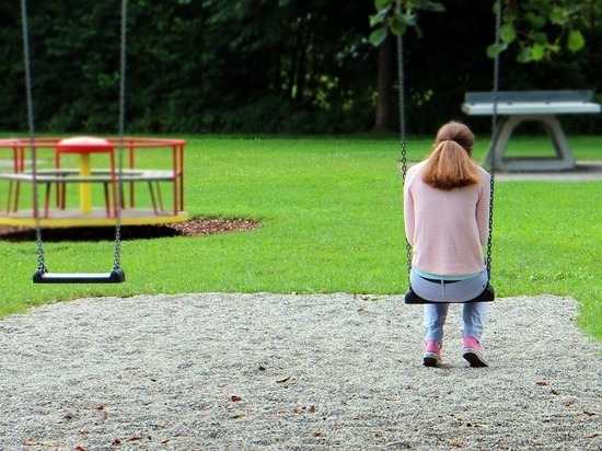 Смольный озвучил штрафы за прогулки в парках и на детских площадках