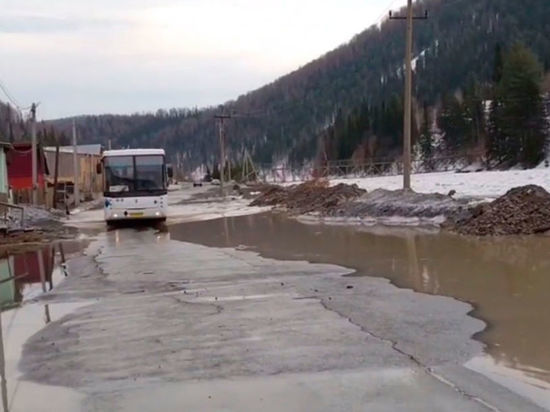 Талые воды подтопили улицы Таштагола