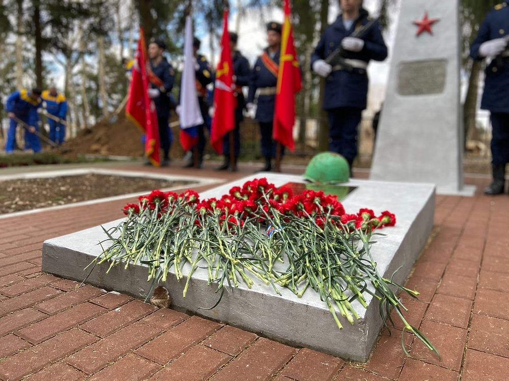 Большой фоторепортаж с панихиды погибшим солдатам под Алексином 