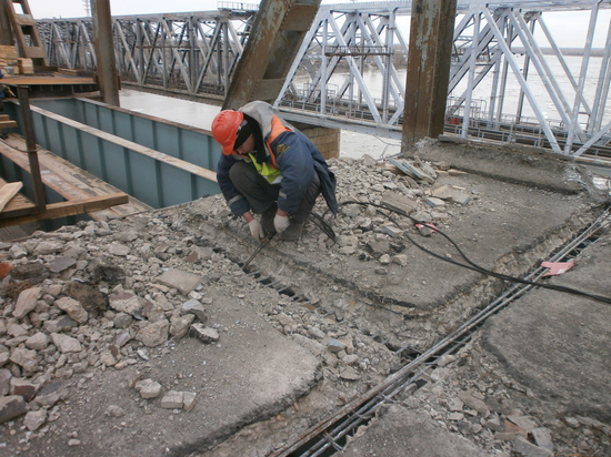 На Старом мосту в Барнауле монтируют новую проезжую часть