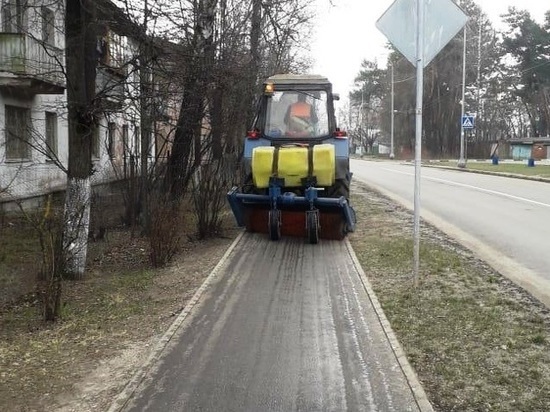 В Серпухове обеззараживают тротуары