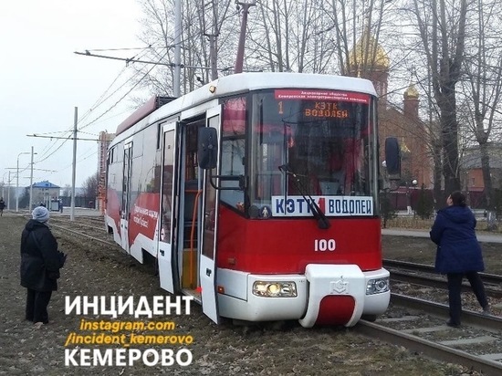 Трамвай сошёл с рельсов возле собора в Кемерове