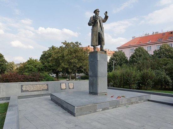 СКР возбудил дело из-за демонтажа памятника маршалу Коневу в Праге