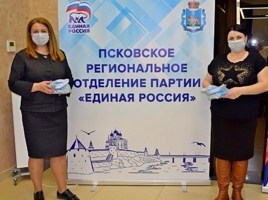 Псковичи передали маски социальным учреждениям