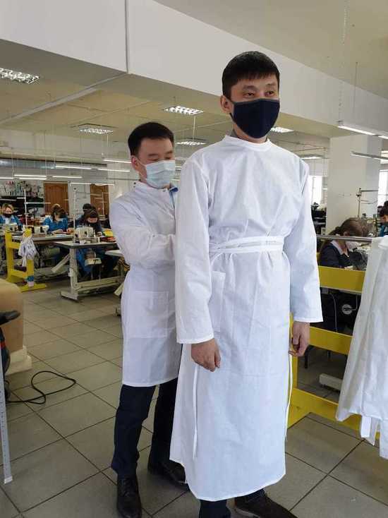 Клинической больнице в Улан-Удэ передали 250 противочумных костюмов от «Нарана»