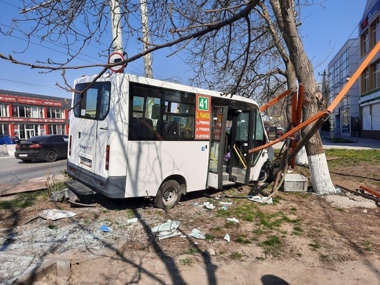  Маршрутка врезалась в остановку в Ростове: пострадала женщину