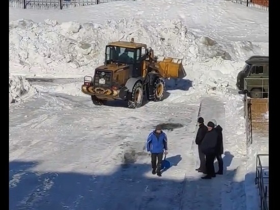 В Лабытнанги жители за свой счет заказали технику для уборки снега