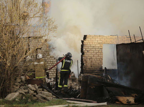 Пожарные тушат несколько частных домов на севере Волгограда