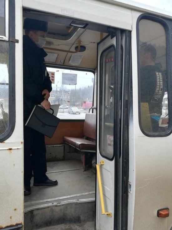 В Костроме инспекторы ГИБДД сняли с маршрутов два автобуса