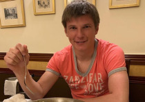 В интернете появилось видео, на котором 38-летний футболист Андрей Аршавин отдыхает в бане со своей новой избранницей – некоей Габриэллой, сообщает Starhit