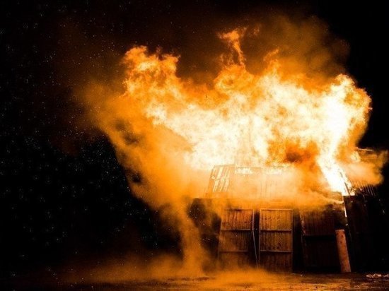 В Новом Уренгое сгорел расселенный дом
