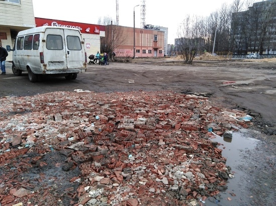 В Ярославле очередную дорогу подсыпали битым кирпичом