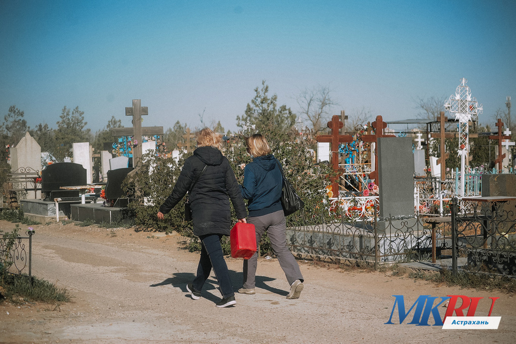 Можно посещать кладбище воскресенье. Кладбища в Астраханской области. Началово кладбище Астрахань. Странные кладбища в Астраханской обл.