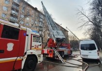 После серьезного пожара на юго-западе Москвы в ночь на 13 апреля медики госпитализировали пенсионера, у которого ранее был определен коронавирус