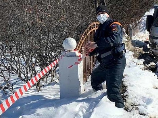 Парки и детские площадки в Магадане закрыли сигнальными лентами