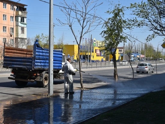 В Астрахани продолжают дезинфицировать улицы