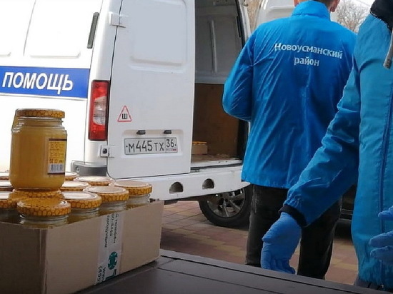 Под Воронежем старикам на самоизоляции подсластили жизнь медом
