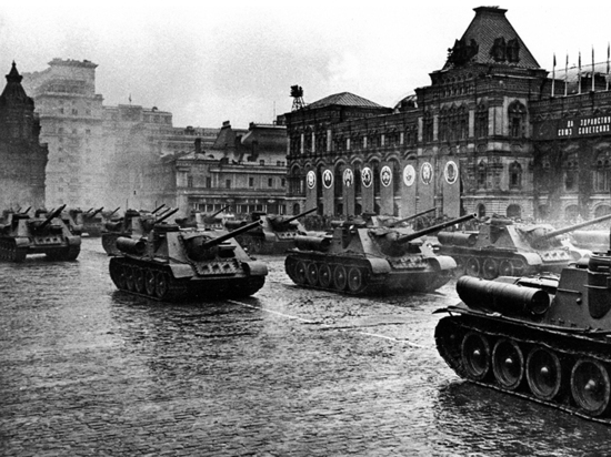 В 1945-м 3 сентября уже объявлялся не только праздничным, но и нерабочим днем