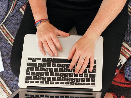 Неизбежные переработки компенсируем юмором в чатах