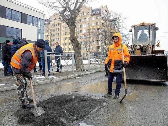 Власти проинспектировали ремонт дорог в Южно-Сахалинске
