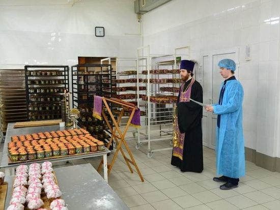 В Брянске пасхальные куличи освятили на хлебокомбинате