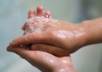 На фоне борьбы с пандемией коронавируса нового типа россияне стали значительно чаще мыть руки и пользоваться средствами для дезинфекции, однако это может стать причиной проблем с кожей
