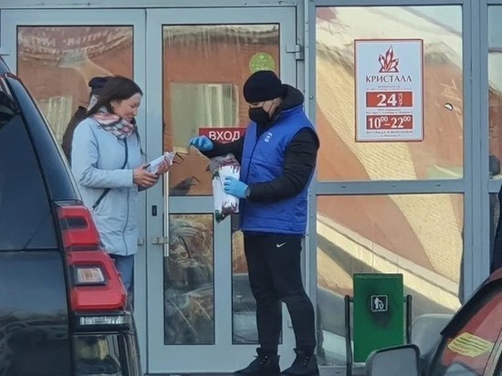 В Салехарде волонтеры «Единой России» раздали людям маски