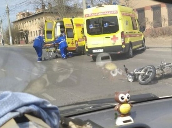 Двух человек доставили в больницу после ДТП с мотоциклом в Чите